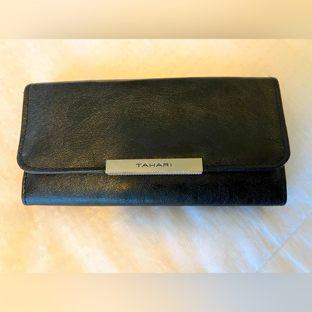 TAHARI black wallet